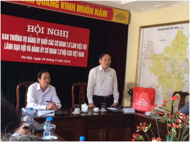 Công ty Dược phẩm Nhất Nhất tặng quà cho các đồng chí Lãnh đạo TW Hội Cựu chiến binh trong Hội nghị Ban thường vụ Đảng ủy khối cơ quan trung ương làm việc với Lãnh đạo Hội và Đảng ủy Cơ quan TW Hội Cựu chiến binh Việt Nam