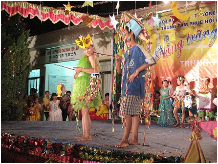 Trung thu "Vầng trăng yêu thương" tại Trung tâm Phục hồi chức năng Việt Hàn