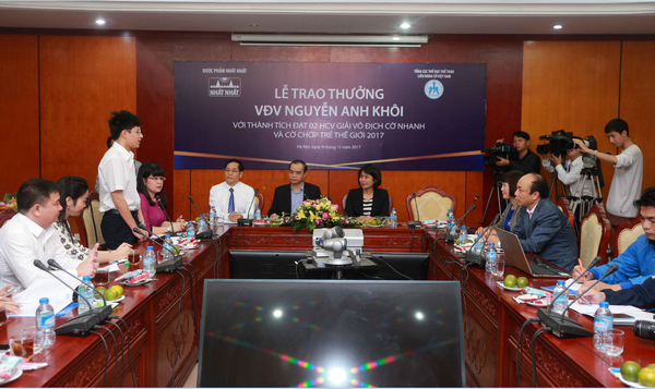 Dược phẩm Nhất Nhất trao thưởng cho kỳ thủ Nguyễn Anh Khôi