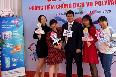 Mừng khai trương TT Tiêm chủng Polyvac Nhất Nhất tặng quà cho bà mẹ & trẻ em