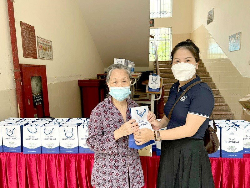 Dược phẩm Nhất Nhất trao quà kỷ niệm ngày Thương binh Liệt sỹ