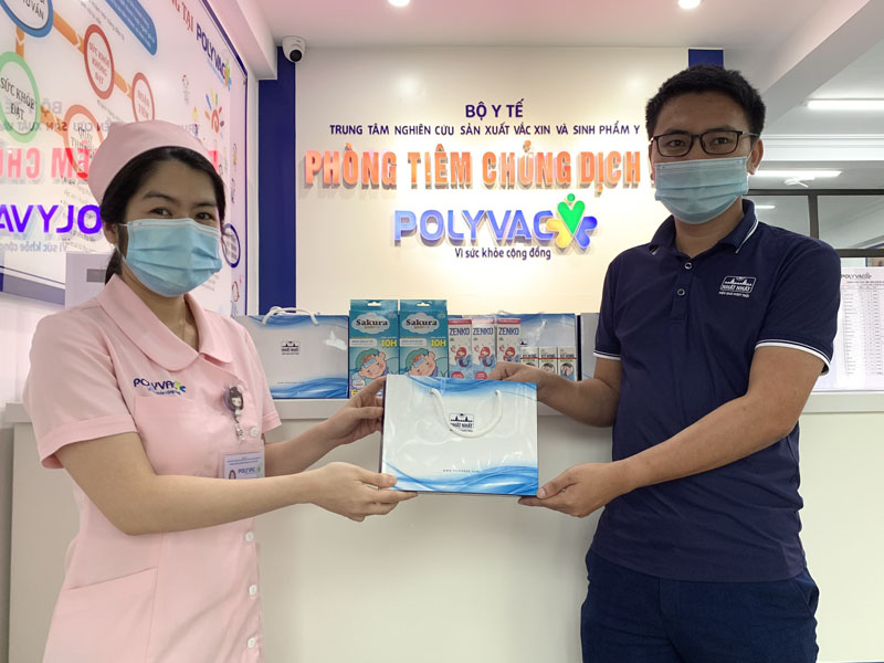 Trao tặng 700 gói quà sức khỏe tại các trung tâm tiêm chủng