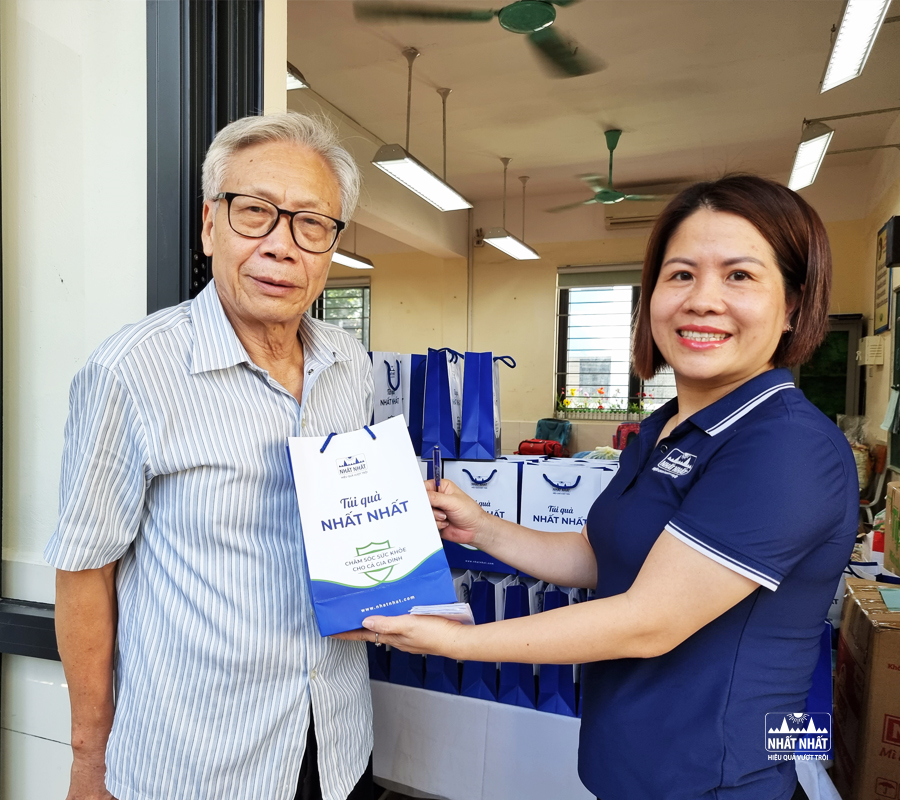 DP Nhất Nhất trao quà cho người có công kỷ niệm ngày Thương binh Liệt sỹ