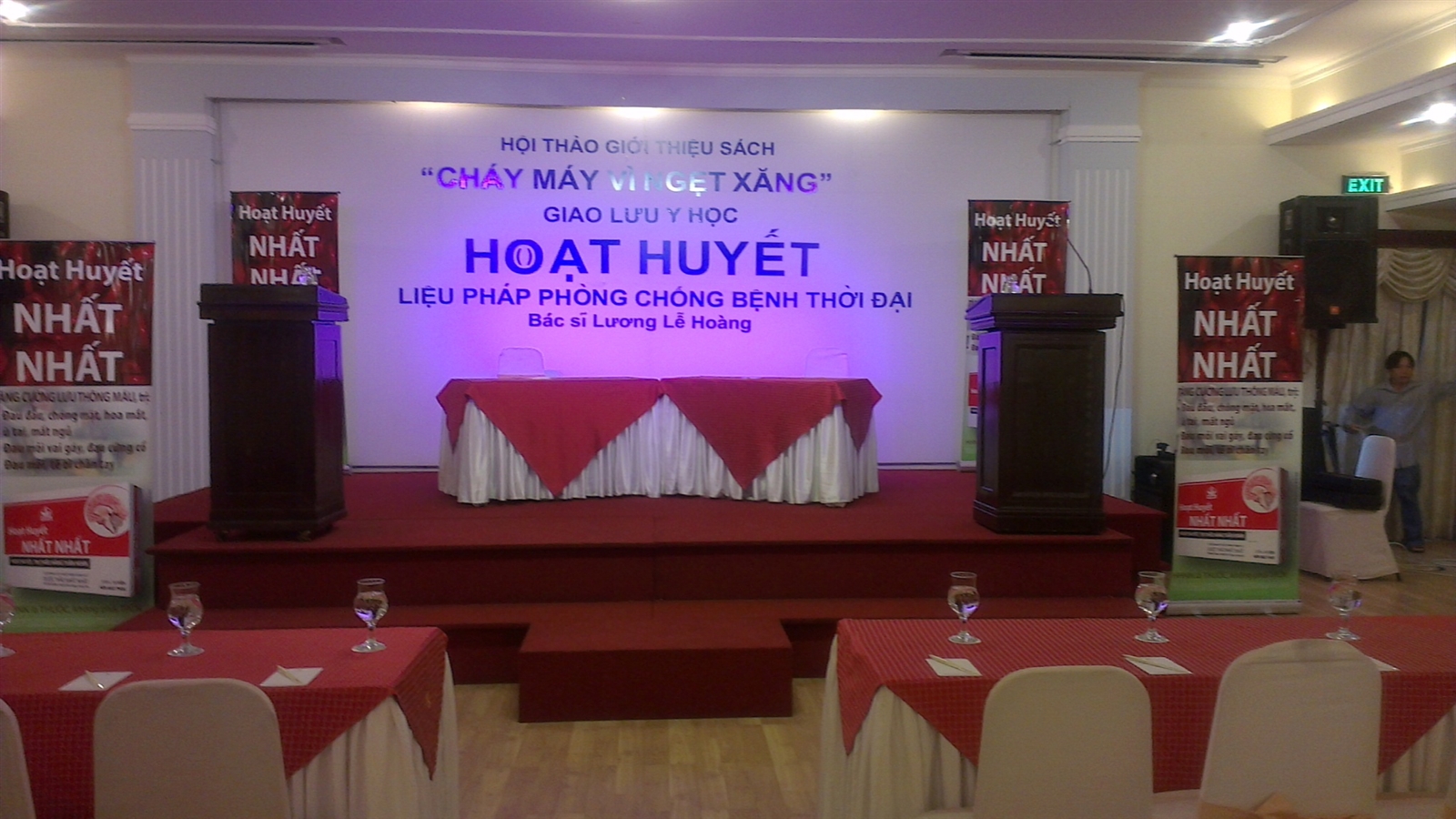 Hội nghị giới thiệu sách : Cháy máy vì nghẹt xăng