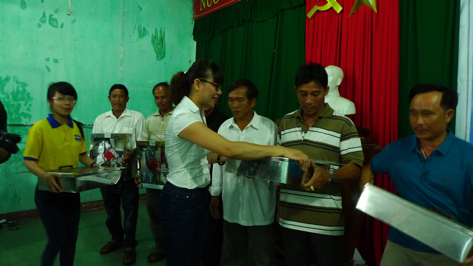 Nhất Nhất tặng 100 tủ thuốc cho ngư dân Quảng Nam