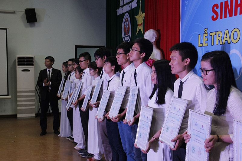 Lễ trao học bổng Nhất Nhất tại Đai học Y Dược Huế 2015